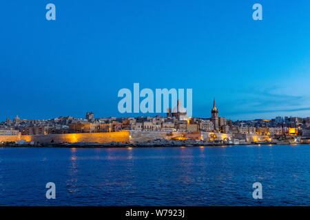 Schönen Abend Valletta Skyline Blick als von gardjola Gärten in Senglea, Malta gesehen Stockfoto