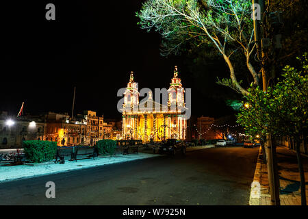 Römisch-katholische Kirche St. Publius, San Publiju, gesehen auf der Pjazza, zeigt die Getreidespeicher in den Vordergrund, Floriana, Valletta, Malta Stockfoto