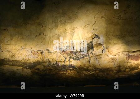 Blick auf die "Panel der Schwarze Kuh'' zeigt eine schwarze Kuh, die von einer Gruppe von Pferden, einer der Replik Höhlenmalereien von Lascaux in Shanghai Stockfoto