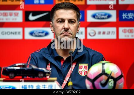 Head Coach Mladen Krstajic von Serbien besucht eine Pressekonferenz für 2017 CFA-Team China International Football Match gegen China in Guangzhou ci Stockfoto