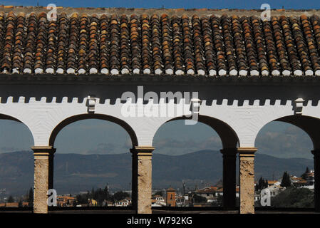 Eine schöne und einzigartige Aussicht über die Stadt Granada, Spanien durch die gewölbten Fenstern auf der Terrasse des Hügel gekrönt Alhambra. Stockfoto