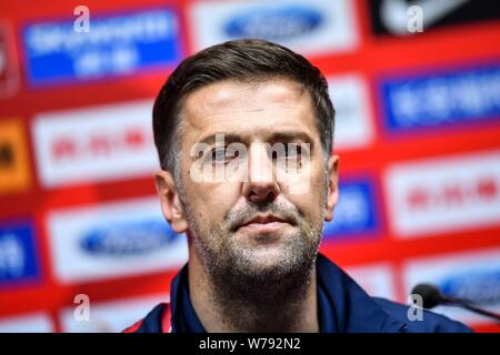 Head Coach Mladen Krstajic von Serbien besucht eine Pressekonferenz für 2017 CFA-Team China International Football Match gegen China in Guangzhou ci Stockfoto