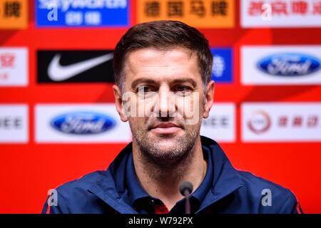 Head Coach Mladen Krstajic von Serbien besucht eine Pressekonferenz für 2017 CFA-Team China International Football Match gegen China in Guangzhou ci Stockfoto