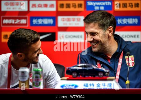 Serbischer Fußballspieler Dusan Tadic, Links, und Haupttrainer Mladen Krstajic von Serbien an einer Pressekonferenz für 2017 CFA-Team China Internationa Stockfoto