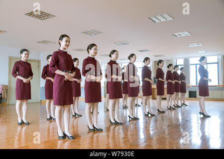 Freiwillige Praxis einladende Haltung während einer Trainingseinheit für die kommende 4. Welt Internet Konferenz in Hangzhou City, East China vorbereiten Stockfoto