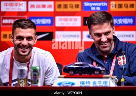 Serbischer Fußballspieler Dusan Tadic, Links, und Haupttrainer Mladen Krstajic von Serbien an einer Pressekonferenz für 2017 CFA-Team China Internationa Stockfoto