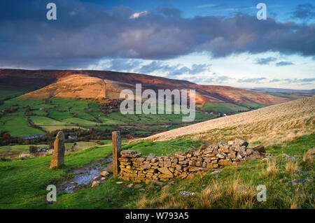 UK, Derbyshire, Peak District, Blick über Hope Valley von Hollins Kreuz Stockfoto