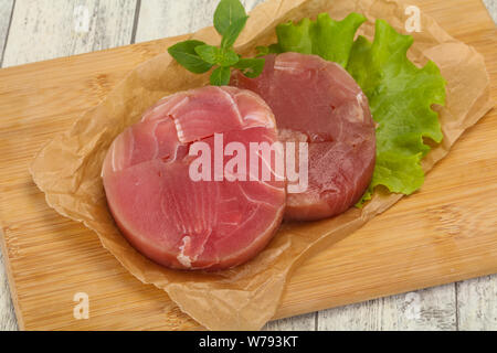 Rohen Thunfisch runde Steak bereit für Grill Stockfoto