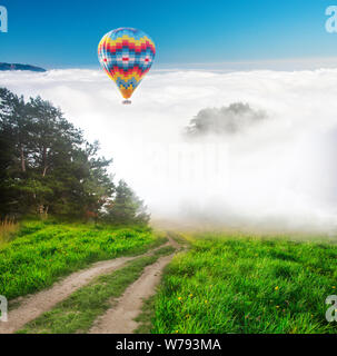Heißluftballon Schweben über den Wolken Stockfoto