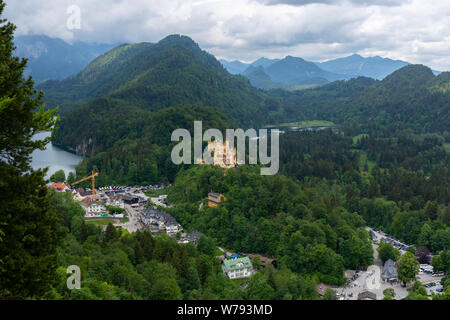 24. Mai, 2018. Schloss Hohenschwangau, Bayern Deutschland Schloss umgeben von Wald Stockfoto