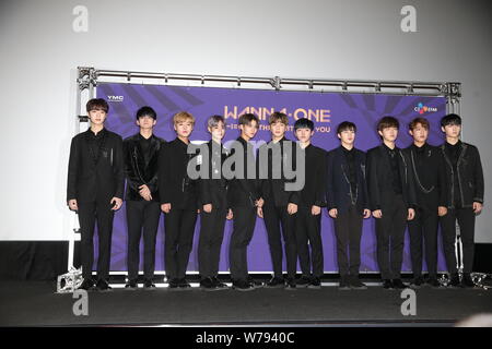 (Von links) Lai Kuan-lin, Ong Seong-Wu, Park Ji-hoon, Lee Dae-hwi, Bae Jin-young, Kang Daniel, Yoon Ha Ji-sung, Sung-woon, Kim Jae-hwan, Park Woo-jin Stockfoto