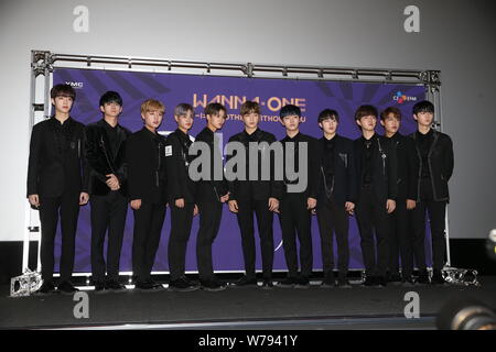 (Von links) Lai Kuan-lin, Ong Seong-Wu, Park Ji-hoon, Lee Dae-hwi, Bae Jin-young, Kang Daniel, Yoon Ha Ji-sung, Sung-woon, Kim Jae-hwan, Park Woo-jin Stockfoto