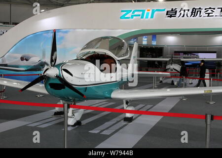 Eine Skyleader 600 Flugzeuge durch Zall Luftfahrtindustrie (Wuhan) Co. entwickelt wird auf dem Display während der ersten FAI Fly-in Expo (WFE) in Wuhan City, cen Stockfoto