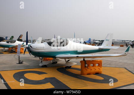 Eine Skyleader 600 Flugzeuge durch Zall Luftfahrtindustrie (Wuhan) Co. entwickelt wird auf dem Display während der ersten FAI Fly-in Expo (WFE) in Wuhan City, cen Stockfoto