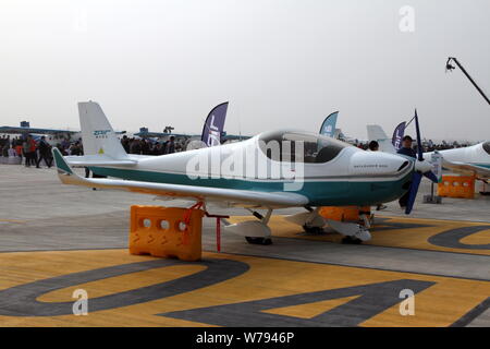 Eine Skyleader 600 Flugzeuge durch Zall Luftfahrtindustrie (Wuhan) Co. entwickelt wird auf dem Display während der ersten FAI Fly-in Expo (WFE) in Wuhan City, cen Stockfoto