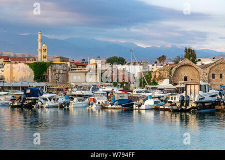 Anzeigen von Chania und die umliegenden Hügel von Mole, die Mauer der alten Venezianischen Hafen. Stockfoto