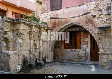Venezianische Rimondi Brunnen in der Altstadt von Rethymnon. Stockfoto
