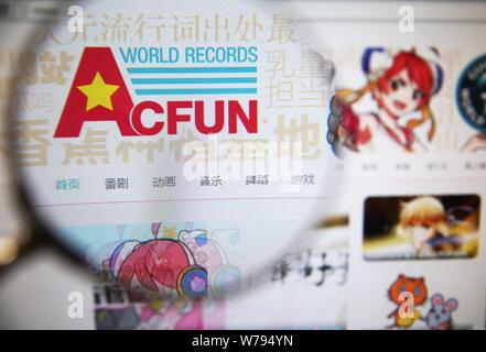 ---- Einen chinesischen Netizen durchsucht Chinesischen Video-Sharing-Website AcFun in Peking, China, 19. November 2015. Eine der beliebtesten China Video - shar Stockfoto