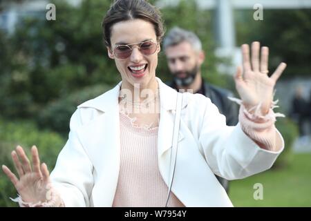 Victoria's Secret Angel und brasilianische Model Alessandra Ambrosio wird dargestellt, wie Sie das Hotel verlässt für eine Probe der Victoria's Secret 2017 Fash Stockfoto