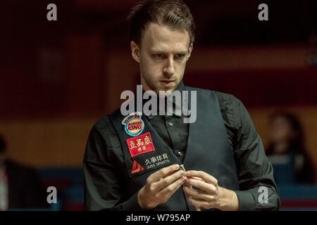 Judd Trump von England Kreiden seine Cue als hält er einen Schuß zu Ben Woollaston von England in der zweiten Runde während der 2017 Shanghai Masters Stockfoto