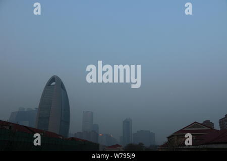 Die CBD (Central Business District) mit Wolkenkratzer und Hochhäuser Bürogebäude sind in schweren Smog in Peking, China gesehen, 6. November 2017. Beiji Stockfoto