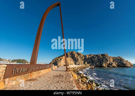 PORTAL DE COSTA BRAVA (© NICHT GEFUNDEN) PUNTA SA PALOMERA ROCK BLANES COSTA BRAVA GERONA KATALONIEN SPANIEN Stockfoto