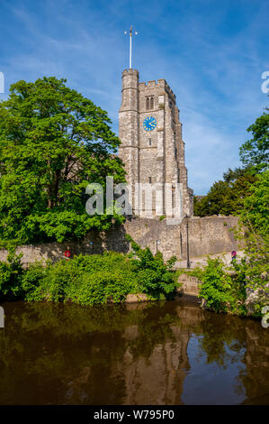 All Saints Church, Maidstone am Ufer des Medway an einem sonnigen Frühlingstag. Stockfoto