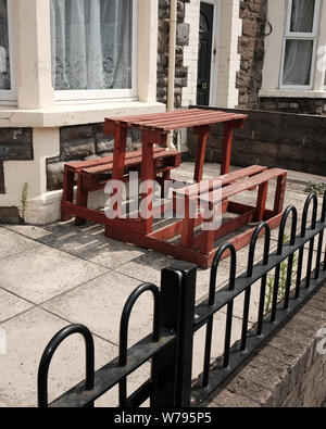 Juli 2019 - Urban Picknick Bank und Tisch aus alten Paletten in Cardiff, Wales, UK. Stockfoto