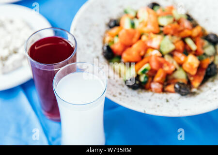 Traditionelle türkische Raki oder Ouzo und Rübe Saft auch als algam' mit Vorspeisen und Salat in eine Schüssel am Tisch im Restaurant bekannt Stockfoto