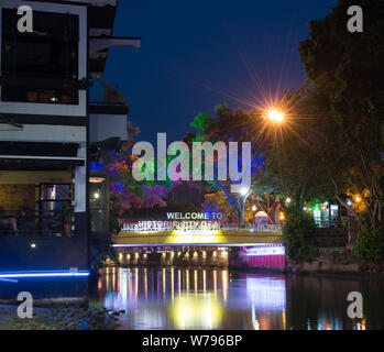 Melaka lock Wasserstraße bei Nacht Stockfoto