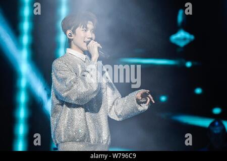 Sänger, Songschreiber und Schauspieler Roy Wang oder Wang Yuan chinesischer Junge Gruppe TFBoys führt an der X-Roy Konzert seinen 17. Geburtstag in Peking zu feiern, Stockfoto