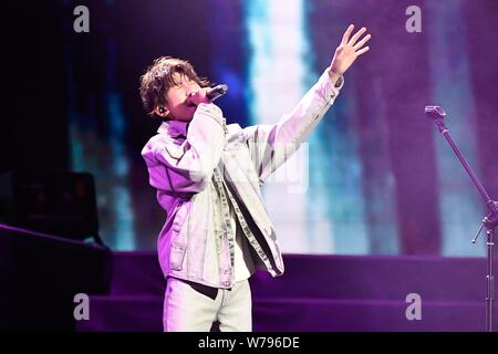 Sänger, Songschreiber und Schauspieler Roy Wang oder Wang Yuan chinesischer Junge Gruppe TFBoys führt an der X-Roy Konzert seinen 17. Geburtstag in Peking zu feiern, Stockfoto