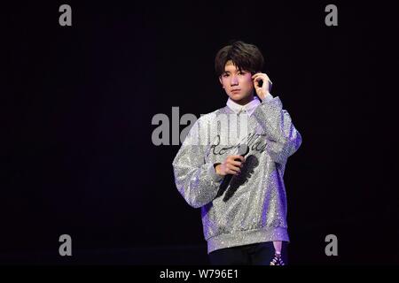 Sänger, Songschreiber und Schauspieler Roy Wang oder Wang Yuan chinesischer Junge Gruppe TFBoys führt an der X-Roy Konzert seinen 17. Geburtstag in Peking zu feiern, Stockfoto