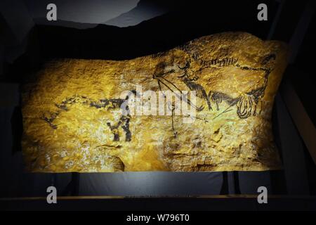 Blick auf die "Panel der Schwarze Kuh'' zeigt eine schwarze Kuh, die von einer Gruppe von Pferden, einer der Replik Höhlenmalereien von Lascaux in Shanghai Stockfoto