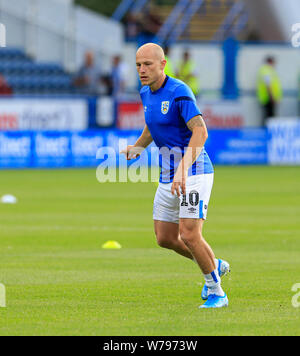 Huddersfield, Großbritannien. 5. August 2019. 5. August 2019, John Smith's Stadion, Huddersfield, Yorkshire, England; EFL Meisterschaft Fußball. Huddersfield Town gegen Derby County; Aaron Mooy von Huddersfield Town wärmt für das Spiel - Streng redaktionelle Verwendung. Keine Verwendung mit nicht autorisierten Audio-, Video-, Daten-, Spielpläne, Verein/liga Logos oder "live" Dienstleistungen. On-line-in-Match mit 120 Bildern beschränkt, kein Video-Emulation. Keine Verwendung in Wetten, Spiele oder einzelne Verein/Liga/player Publikationen Quelle: Aktion Plus Sport Bilder/Alamy leben Nachrichten Stockfoto