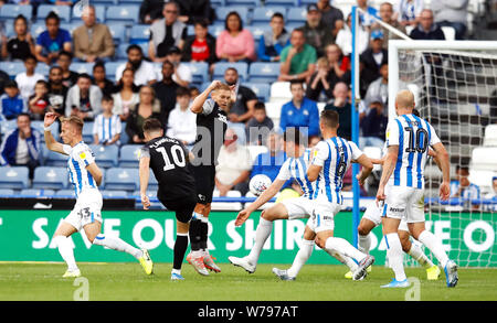 Von Derby County Tom Lawrence scores zweites Ziel seiner Seite des Spiels während der Sky Bet Championship Match am John Smith's Stadion, Huddersfield. Stockfoto