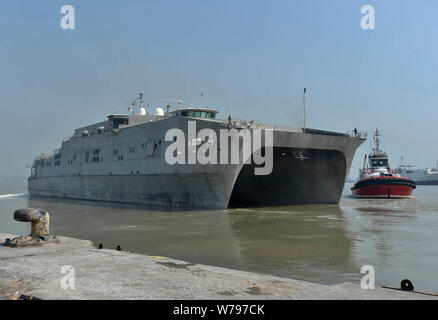 190804-N-UA 460-0240 SURABAYA, Indonesien (Aug. 4, 2019) - Die Speerspitze-Klasse expeditionary schnellen Transport USNS Fall River (T-EPF 4) verlässt den Hafen von Tanjung Perak im Meer Phase der Zusammenarbeit flott Bereitschaft und Weiterbildung (Karat) 2019 zu beteiligen. In diesem Jahr ist der 25. Iteration von Karat, einer multinationalen Übung fördern Fähigkeiten USA und Partner Seestreitkräfte" zusammen als Reaktion auf die traditionellen und nicht-traditionellen maritimen Herausforderungen an die Sicherheit in der indopazifischen Region zu betreiben. (U.S. Marine Foto von Mass Communication Specialist 1. Klasse Greg Johnson) Stockfoto