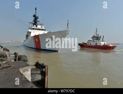 190804-N-UA 460-0205 SURABAYA, Indonesien (Aug. 4, 2019) - Die Legende - Class Cutter USCG Stratton (WMSL 752) verlässt den Hafen von Tanjung Perak im Meer Phase der Zusammenarbeit flott Bereitschaft und Weiterbildung (Karat) 2019 zu beteiligen. In diesem Jahr ist der 25. Iteration von Karat, einer multinationalen Übung fördern Fähigkeiten USA und Partner Seestreitkräfte" zusammen als Reaktion auf die traditionellen und nicht-traditionellen maritimen Herausforderungen an die Sicherheit in der indopazifischen Region zu betreiben. (U.S. Marine Foto von Mass Communication Specialist 1. Klasse Greg Johnson) Stockfoto