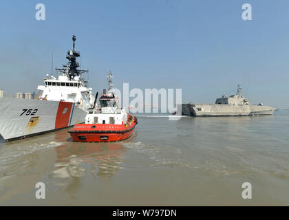 190804-N-UA 460-0152 SURABAYA, Indonesien (Aug. 4, 2019) - Die Unabhängigkeit - Variante Littoral Combat Ship USS Montgomery (LCS 8) verlässt den Hafen von Tanjung Perak im Meer Phase der Zusammenarbeit flott Bereitschaft und Weiterbildung (Karat) 2019 zur Teilnahme als die Legende - Class Cutter USCG Stratton (WMSL 752) pierside in Vorbereitung sitzt für Ihre Abreise. In diesem Jahr ist der 25. Iteration von Karat, einer multinationalen Übung fördern Fähigkeiten USA und Partner Seestreitkräfte" zusammen als Reaktion auf die traditionellen und nicht-traditionellen maritimen Herausforderungen für die Sicherheit im Indopazifik Regio zu bedienen Stockfoto