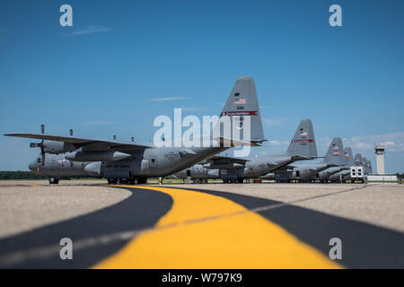 Eine C-130 H2 von der 179th Airlift Wing erhält eine neue Lackierung Aug 3, 2019, an der 179th Airlift Wing, Mansfield, Ohio. Diese C-130 H2 Hercules als die Kommandeure Flugzeuge, da Farbe Markierungen gekennzeichnet ist. (U.S. Air National Guard Foto von Airman 1st Class Alexis Furt) Stockfoto