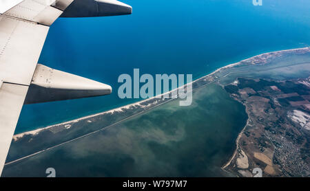 Ansicht einer Ryanair Boeing 737 - 800 Flügel aus dem Flugzeug Fenster im Flug über das Sete im Süden Frankreichs Stockfoto