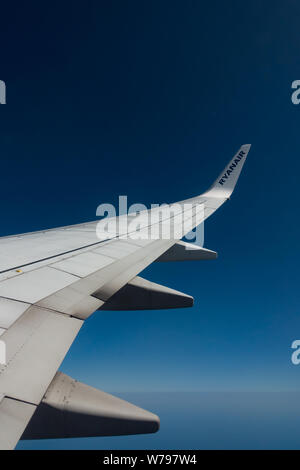 Ansicht einer Ryanair Boeing 737 - 800 Flügel aus dem Flugzeug Fenster im Flug über den Süden von Frankreich Stockfoto
