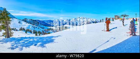 GOSAU, Österreich - Februar 26, 2019: Panorama der Zwieselalm Almwiese mit komfortablen Pisten, zahlreiche Skifahrer und fantastische Landschaften von Dachstein Stockfoto