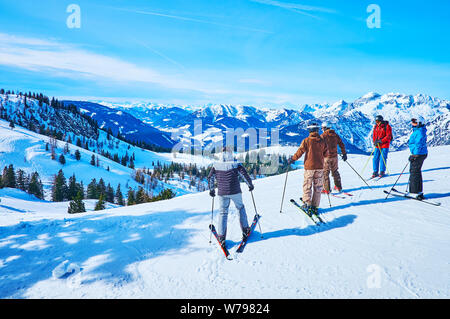 GOSAU, Österreich - Februar 26, 2019: Die Gruppe der Skifahrer die Abfahrt von der Oberseite der Zwieselalm Berg beginnt, umgeben durch verschneite Gipfel der Dachstei Stockfoto