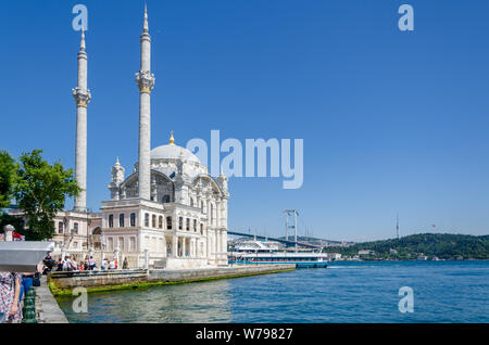 Istanbul, Türkei - 07.Juli 2019: Ortaköy Moschee (Große Moschee von mecidiye) und Touristen Stockfoto