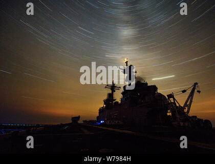 190803-N-PM 193-1039 arabischen Golf (Aug. 3, 2019) Amphibisches Schiff USS Boxer (LHD4) die Durchfuhr den Arabischen Golf. Boxer ist Teil der Boxer Amphibious Ready Gruppe und 11 Marine Expeditionary Unit und ist in die USA 5 Flotte Bereich der Maßnahmen zur Unterstützung der Marine im Einsatz für die Stabilität und Sicherheit in der Region zu gewährleisten und verbindet das Mittelmeer und den Pazifischen Raum durch den Westlichen Indischen Ozean und drei strategischen Punkten ersticken. (U.S. Marine Foto von Mass Communication Specialist 3. Klasse Alexander C. Kubitza/Freigegeben) Stockfoto