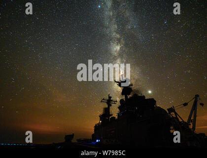 190803-N-PM 193-1042 arabischen Golf (Aug. 3, 2019) Amphibisches Schiff USS Boxer (LHD4) die Durchfuhr den Arabischen Golf. Boxer ist Teil der Boxer Amphibious Ready Gruppe und 11 Marine Expeditionary Unit und ist in die USA 5 Flotte Bereich der Maßnahmen zur Unterstützung der Marine im Einsatz für die Stabilität und Sicherheit in der Region zu gewährleisten und verbindet das Mittelmeer und den Pazifischen Raum durch den Westlichen Indischen Ozean und drei strategischen Punkten ersticken. (U.S. Marine Foto von Mass Communication Specialist 3. Klasse Alexander C. Kubitza/Freigegeben) Stockfoto