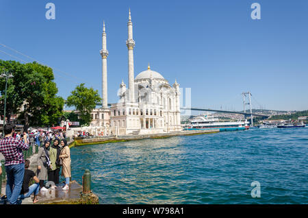 Istanbul, Türkei - 07.Juli 2019: Ortaköy Moschee (Große Moschee von mecidiye) und Touristen Stockfoto