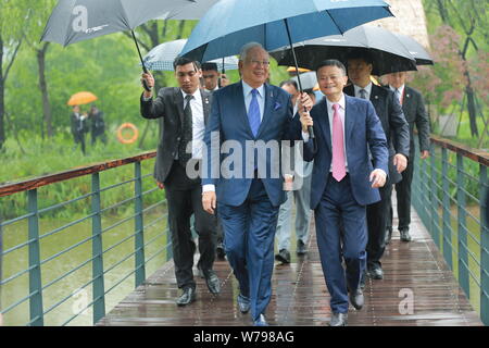 Malaysische Premierminister Datuk Seri Najib Razak, Links, besucht die Xixi Campus und Sitz der Chinesischen e-commerce Riese Alibaba mit seinem Vorsitzenden J Stockfoto