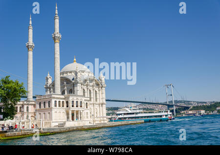 Istanbul, Türkei - 07.Juli 2019: Ortaköy Moschee (Große Moschee von mecidiye) und Touristen Stockfoto